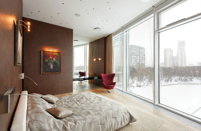 wnętrze sypialni z panoramicznymi oknami