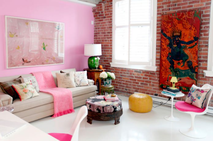 ružičasta boja u unutrašnjosti dnevne sobe