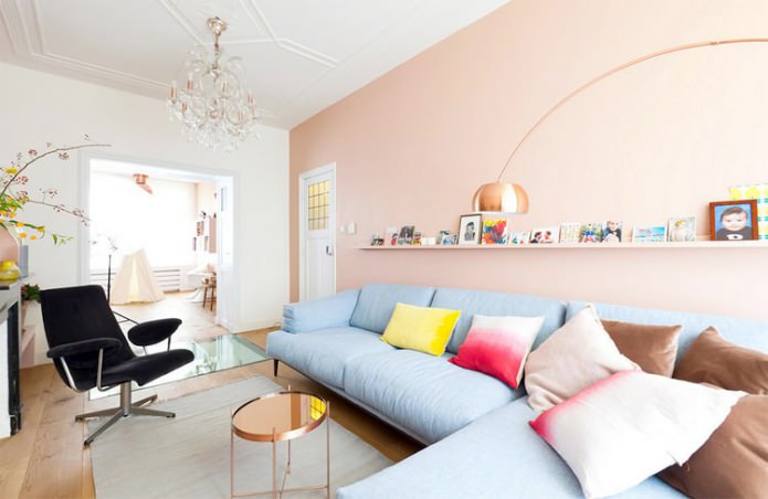 rozā krāsa viesistabas interjerā