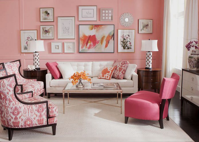 lyserøde vægge med malerier
