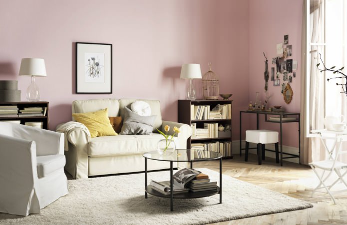Ružová farba v obývacej izbe