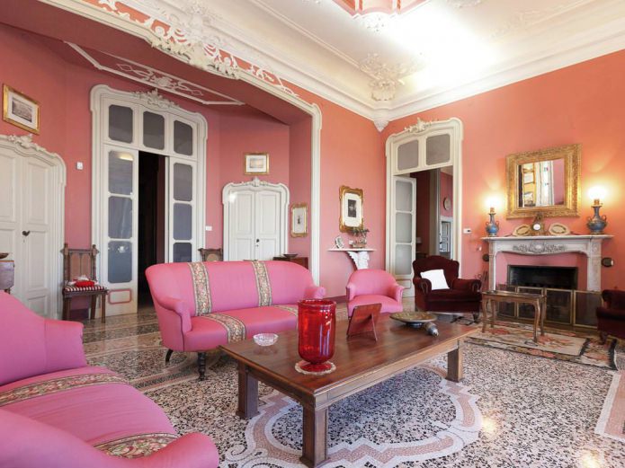 Ružičasta boja u dnevnoj sobi
