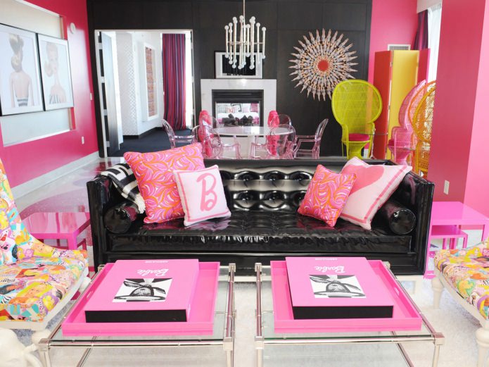 sala de estar de color rosa brillante