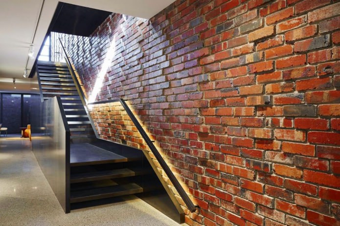mur de briques près des escaliers