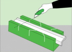 Comment coller un socle de plafond sur un plafond tendu: couper avec une boîte à onglets