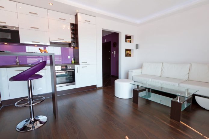 Balto ir purpurinio tonų virtuvės-svetainės su baro skaitikliu dizainas