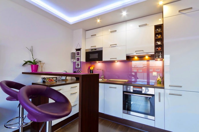 Virtuves dizains ar bāra leti baltā un purpura toņos