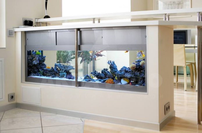 design de balcão de bar com aquário integrado