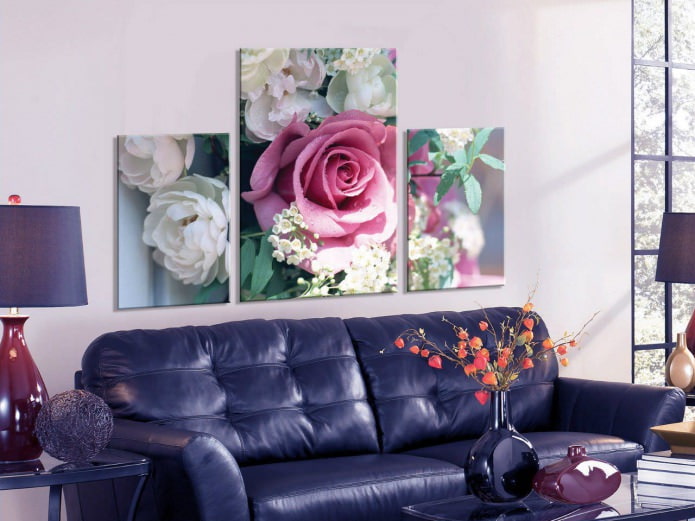 Tableau modulaire avec des roses à l'intérieur du salon