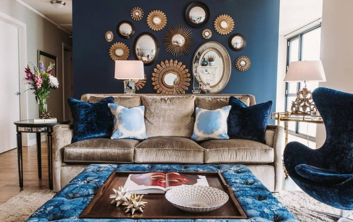 Hnedo-modrá farba v interiéri obývacej izby