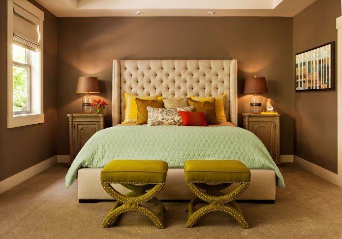 комбинација зеленог и браон у спаваћој соби