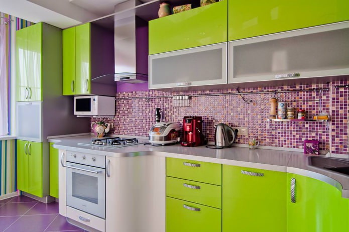 Bucătărie verde și violet