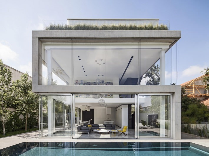 casa de dos plantes amb finestres panoràmiques