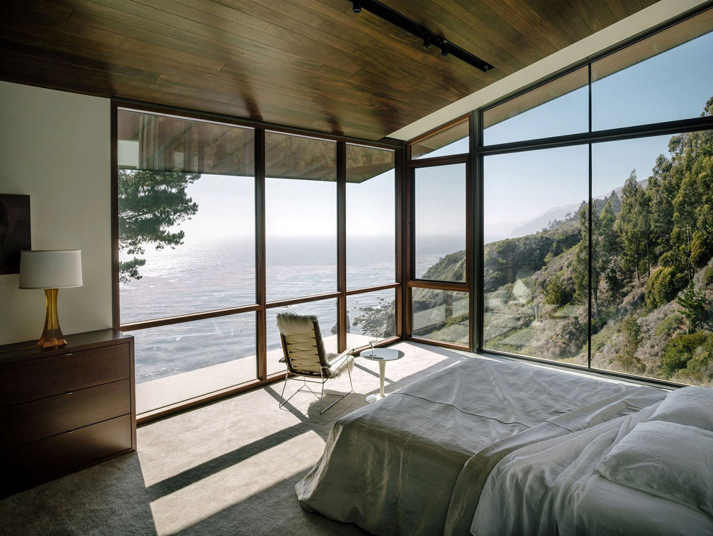 Interiér spálne v vidieckom dome s panoramatickými oknami