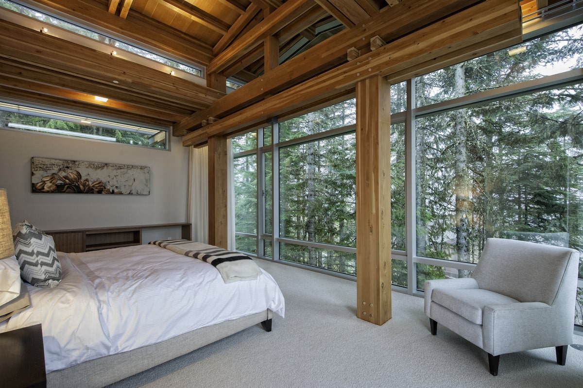 Innenraum eines Schlafzimmers in einem Landhaus mit Panoramafenstern