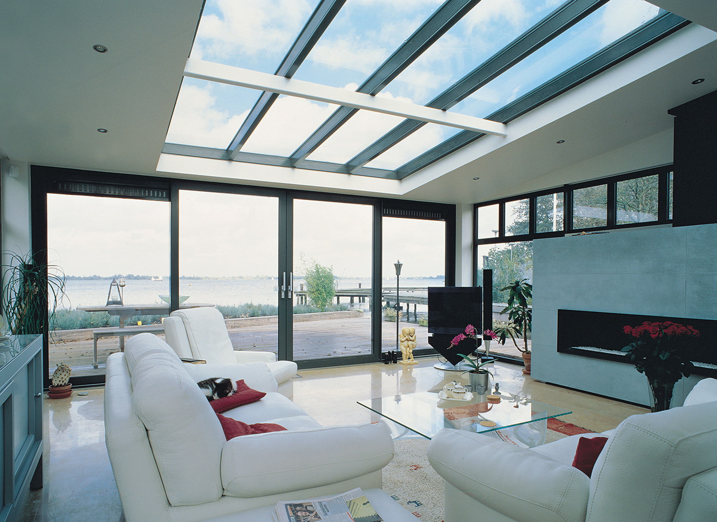 interior de uma sala de estar em uma casa de campo com janelas panorâmicas