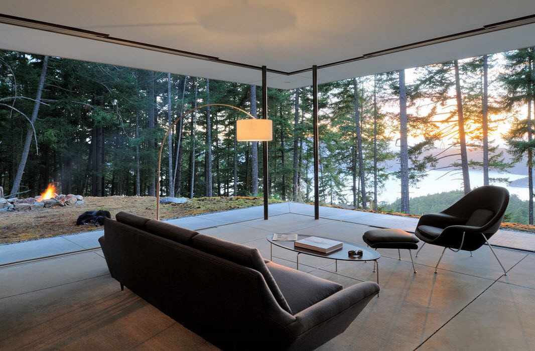 Panoramik pencerelere sahip bir ev evde oturma odası iç