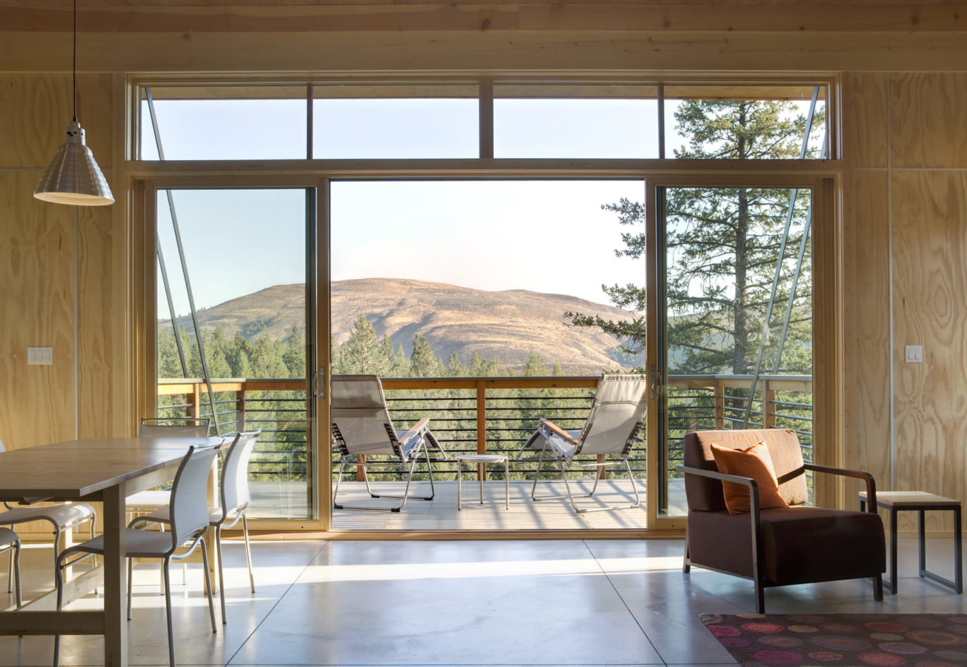 Interior de uma casa de campo com janelas panorâmicas
