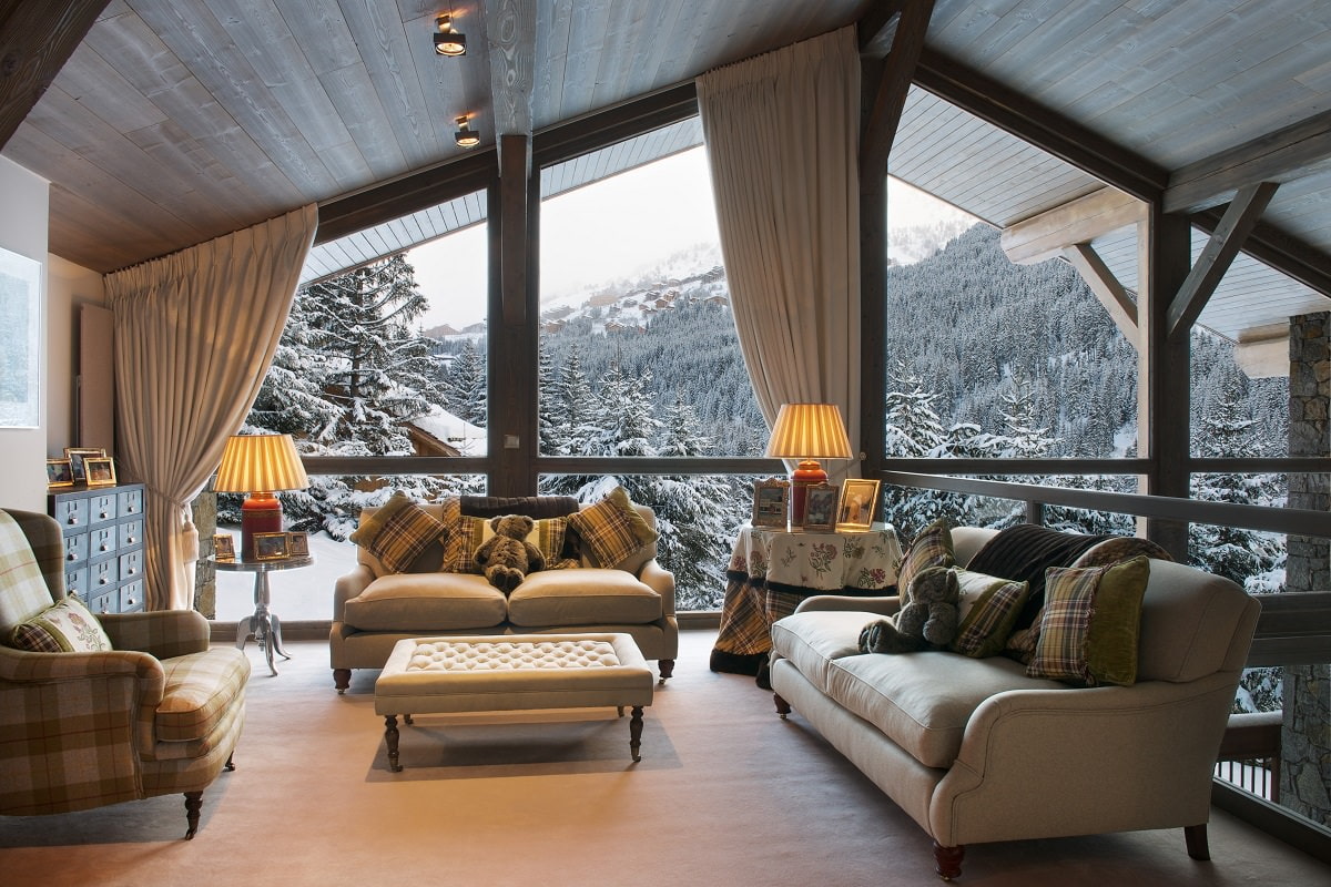 унутрашњост дневног боравка у сеоској кући са панорамским прозорима