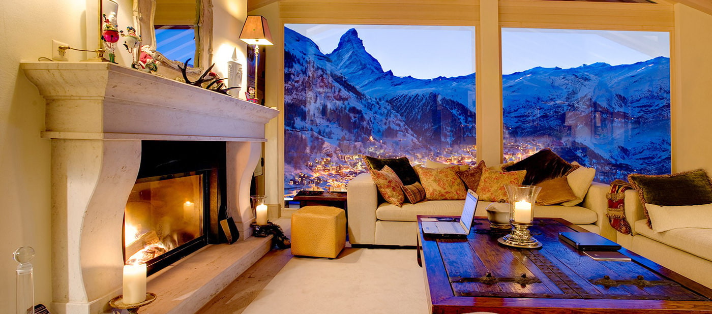 Interior de una sala de estar en una casa de campo con ventanas panorámicas