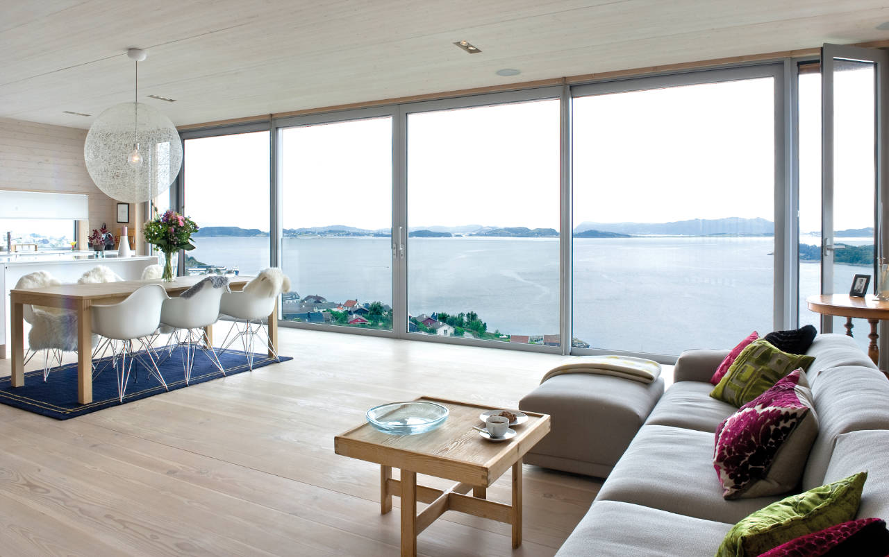 Унутрашњост дневног боравка у сеоској кући са панорамским прозорима