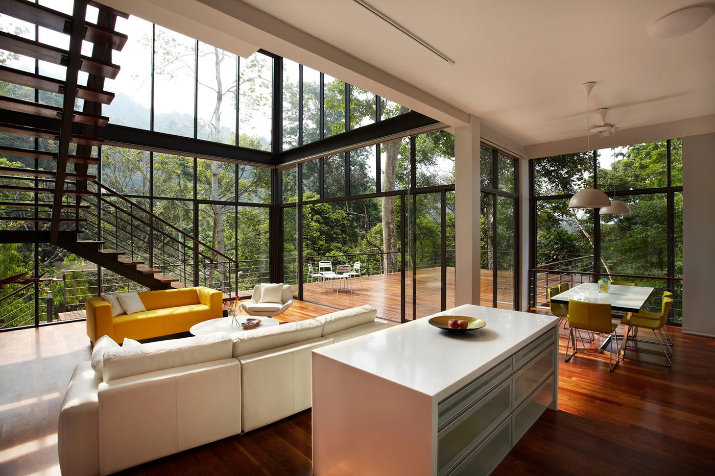 Interior de una sala de estar en una casa de campo con ventanas panorámicas