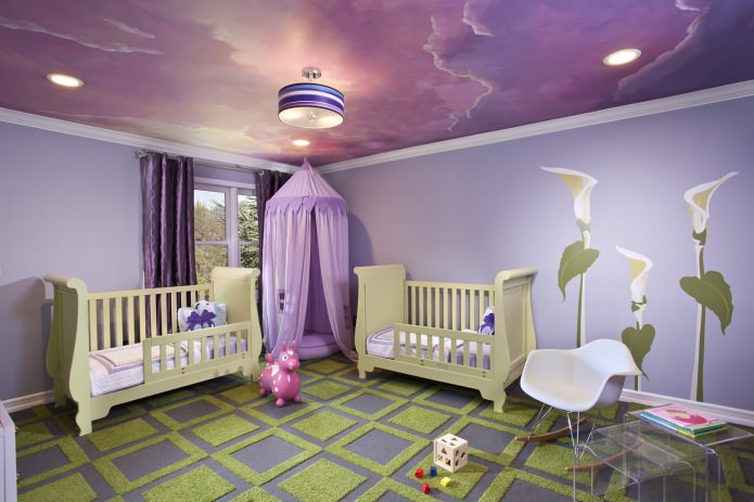 plafond tendu violet à l'intérieur de la chambre des enfants