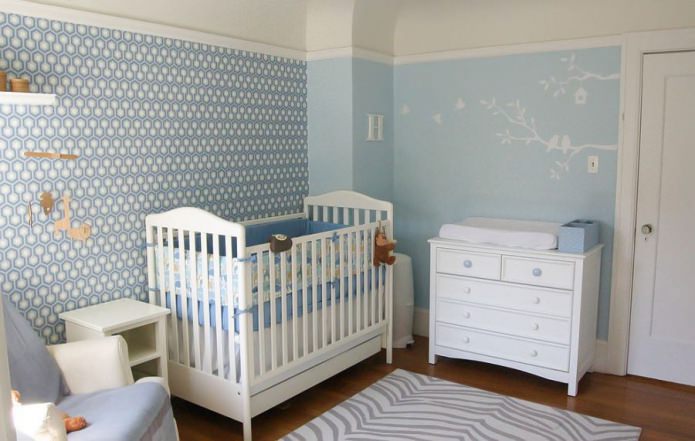 papel de parede azul no berçário para o recém-nascido