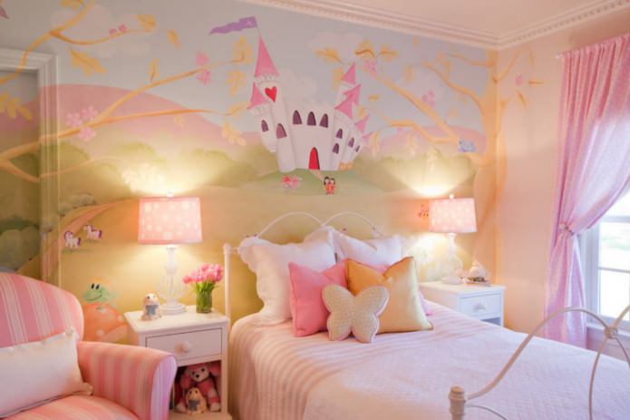murales con un castillo de cuento de hadas en una habitación infantil para una niña