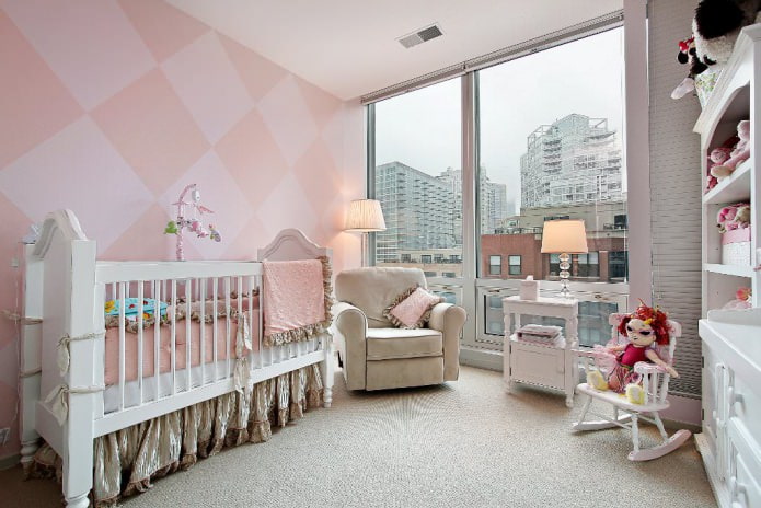 tapeta u ružičastoj boji u vrtiću za novorođenče