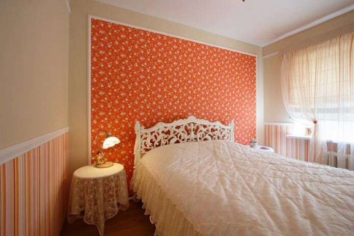 mur d'accent orange dans la chambre