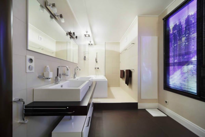 salle de bain de style moderne avec fenêtre surélevée