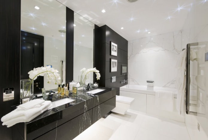 plafond suspendu blanc dans la salle de bain