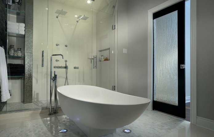 porte en verre dans la conception d'une salle de bain moderne
