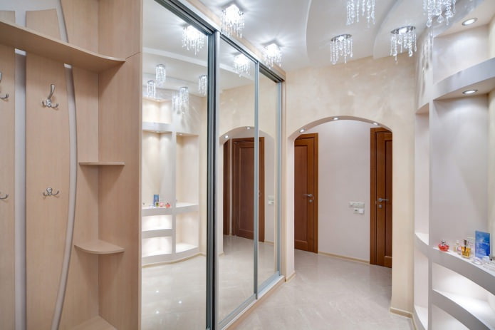 Couloir avec grande armoire miroir