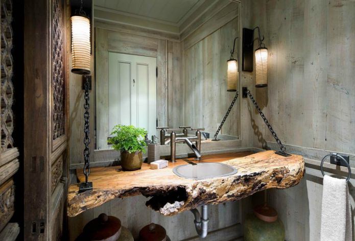 galda virsma vannas istabā izgatavota no dabīga zāģa griezuma