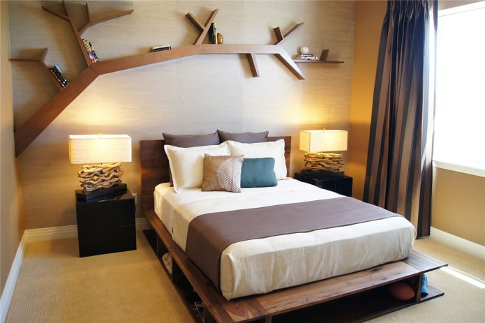 Chambre avec un mur en bois et une étagère originale en forme d'arbre