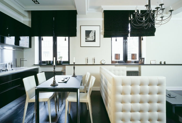 Svart og hvitt interiør i kjøkken-stuen