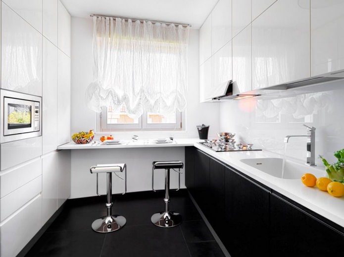 Interiér černé a bílé kuchyně
