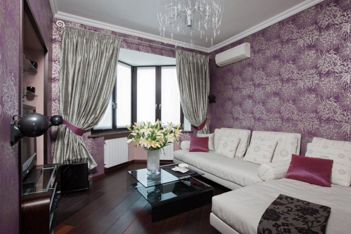 rideaux à l'intérieur du salon avec papier peint lilas