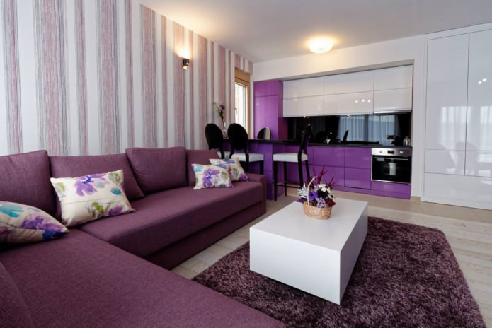 kertas dinding bergaris di ruang tamu dengan warna ungu
