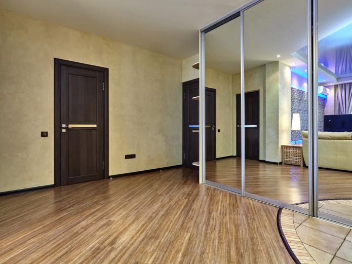 laminátové podlahy v interiéri chodby