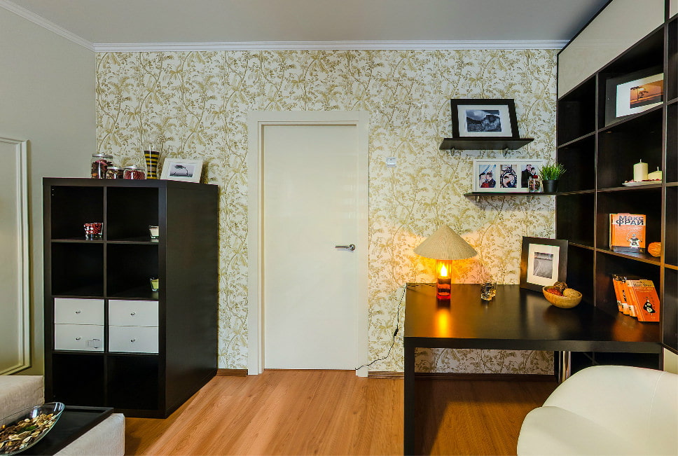combination of wallpaper with laminate and doors