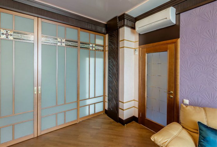 дървена вътрешна врата със стъклени вложки в интериора