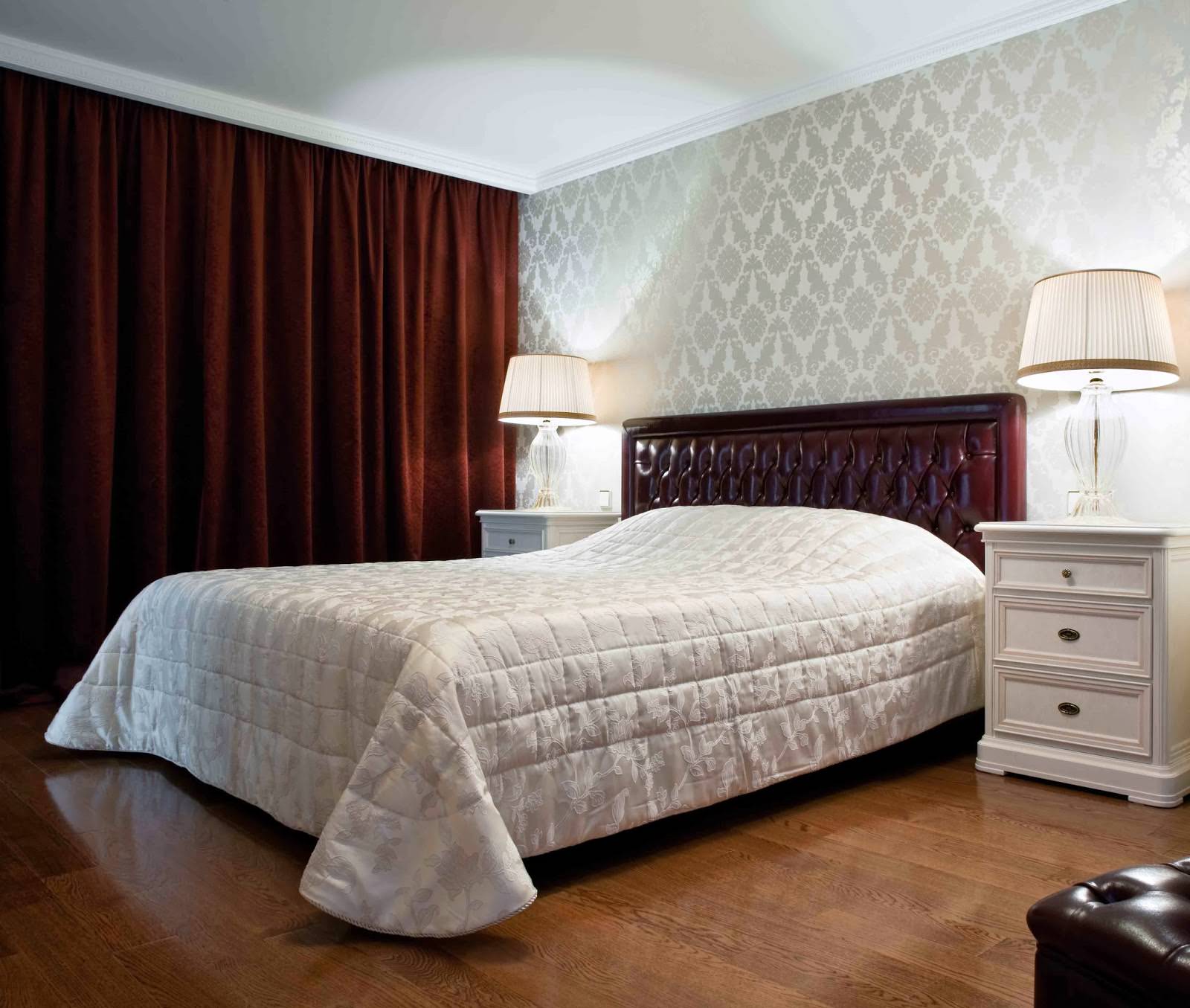 vinröd gardiner i designen av sovrummet med grå tapet