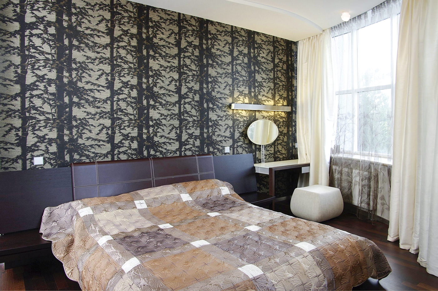 gardiner i utformingen av soverommet med grått tapet