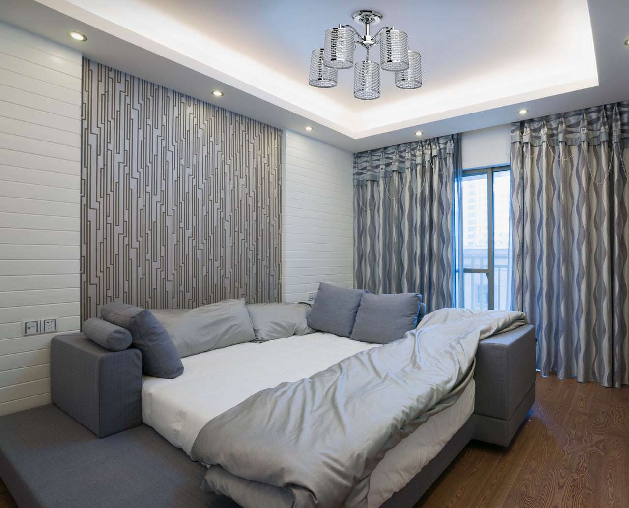 grå gardiner i sovrummet med grå tapet