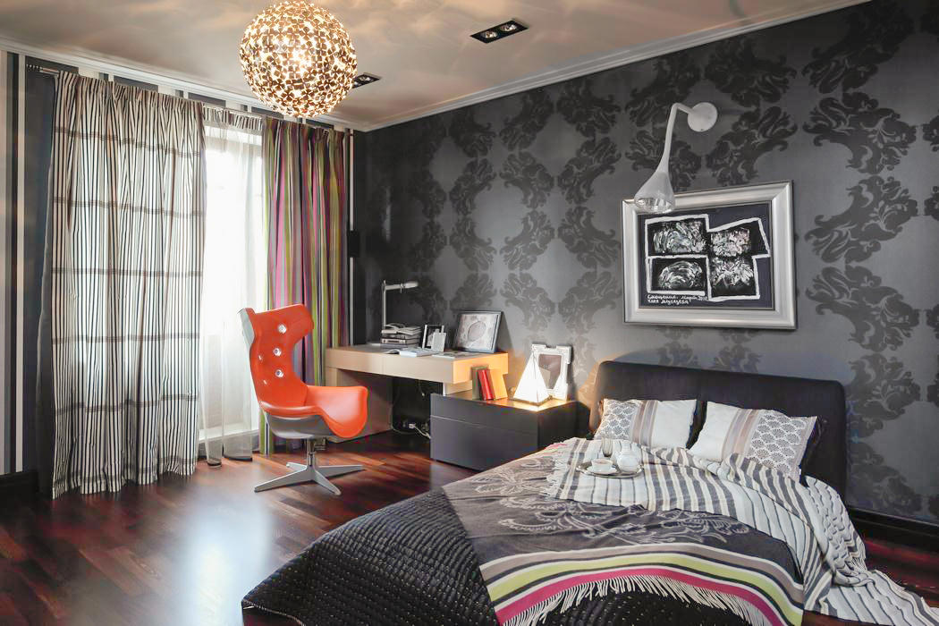cortines en el disseny del dormitori amb paper pintat gris