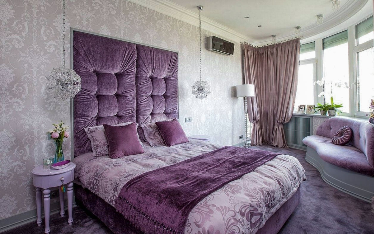 szara tapeta w sypialni z fioletowym łóżkiem