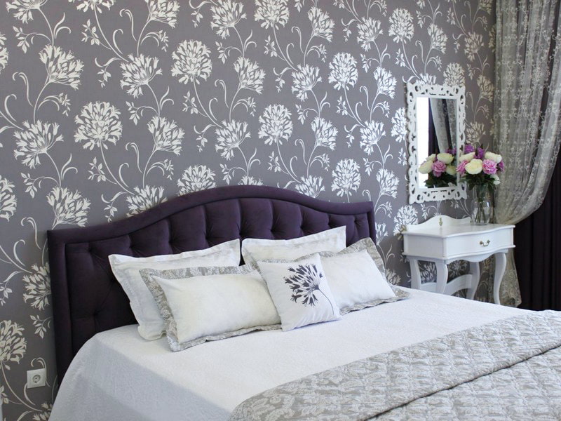 Yatak odasında gri duvar kağıdı üzerinde beyaz çiçek desenleri